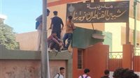 طلاب أعلى سور مدرسة بنات بشبين القناطر.. والشرطة تتدخل