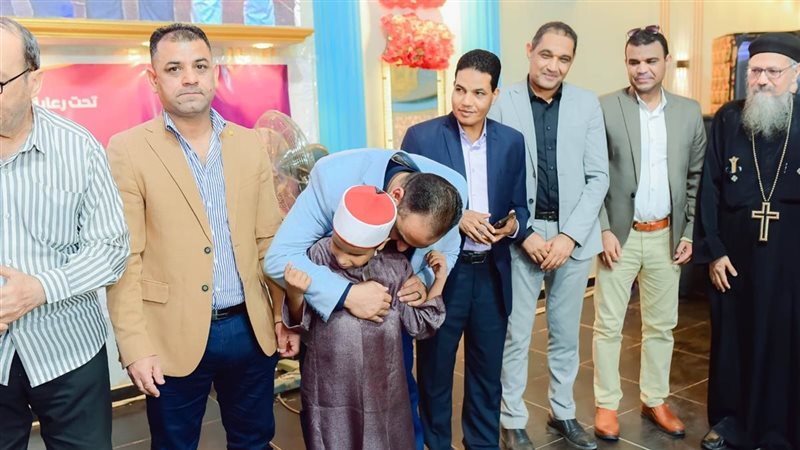 توزيع 130 شنطة مدرسية و135 هدية ضمن مبادرة «أسرتي قوتي» بالأقصر