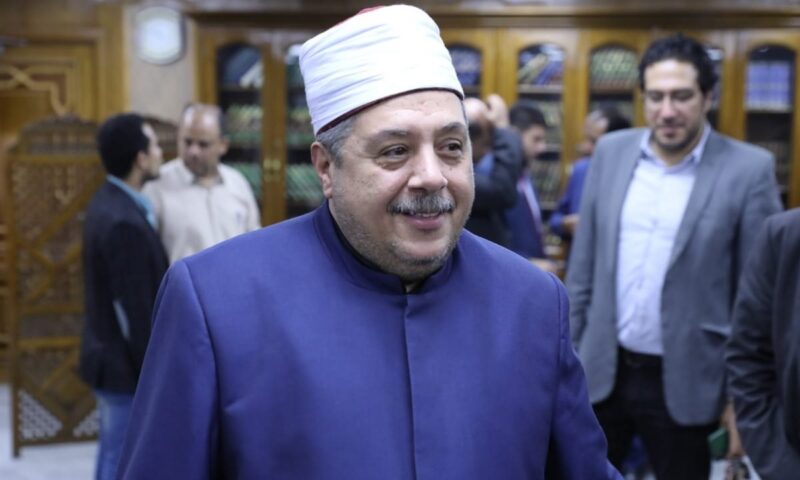 مفتي الجمهورية يطمئن على وكيل الأزهر إثر تعرضه لانقلاب سيارته