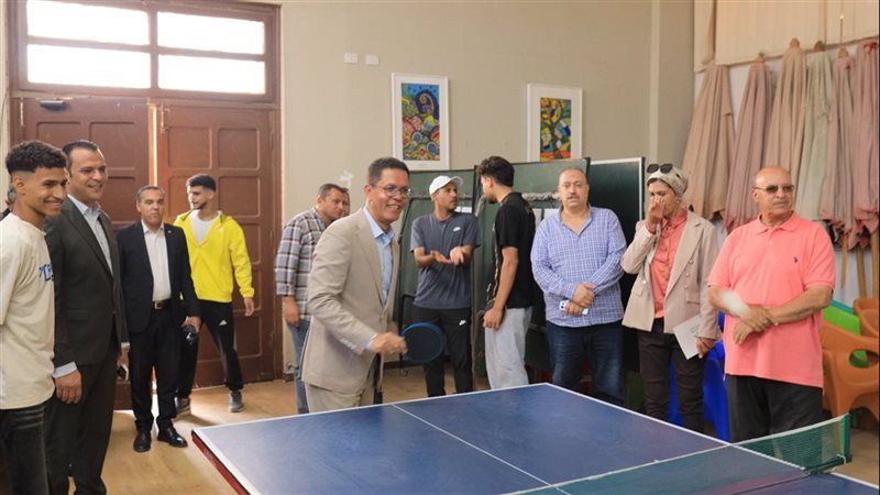 على طاولة تنس، رئيس جامعة بنها يشارك الطلاب أجواء أول أيام الدراسة