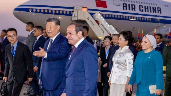 الرئيس الصيني في كلمته فور وصوله القاهرة: «تربطنا بمصر صداقة تاريخية تمتد لآلاف السنين»