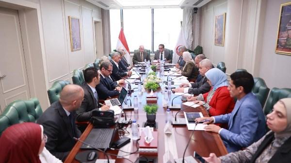 وزير الصحة يبحث مع جهاز مشروعات الخدمة الوطنية موقف المشروعات الإنشائية المتعاقد عليها