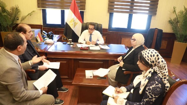 وزير الصحة يستعرض نتائج زيارة خبراء طب وجراحات الأجنة من بيرو لمستشفيات المؤسسة العلاجية
