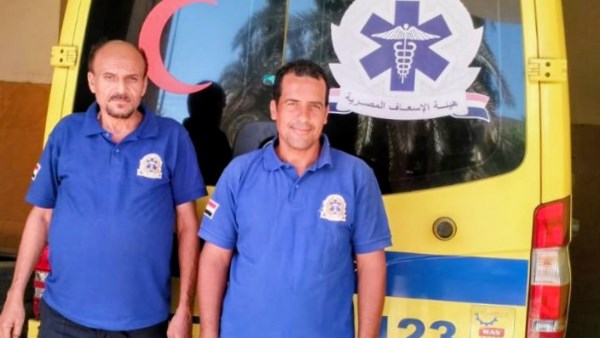 أمانة رجال الإسعاف.. مسعف وفني قيادة يعيدان 330 ألف جنيه لأسرة مصابين بحادث الواحات