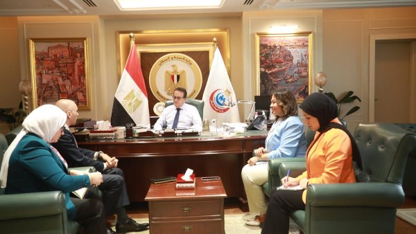 وزير الصحة يبحث مع سفير مصر لدى لبنان تطوير منظومة الرعاية الطبية الشاملة