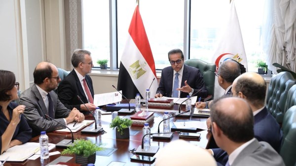 مدينة طبية وتأمين شامل .. «الصحة» تبحث تمويل مشروعاتها مع بنك الاستثمار الأوروبي