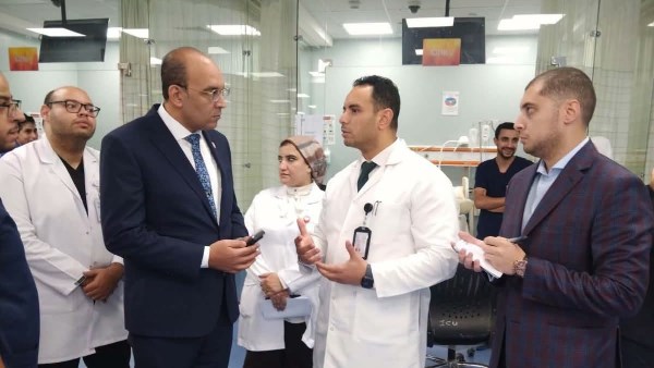 بدأها بالعاصمة الإدارية .. رئيس هيئة التأمين الصحي يبدأ أولي جولته