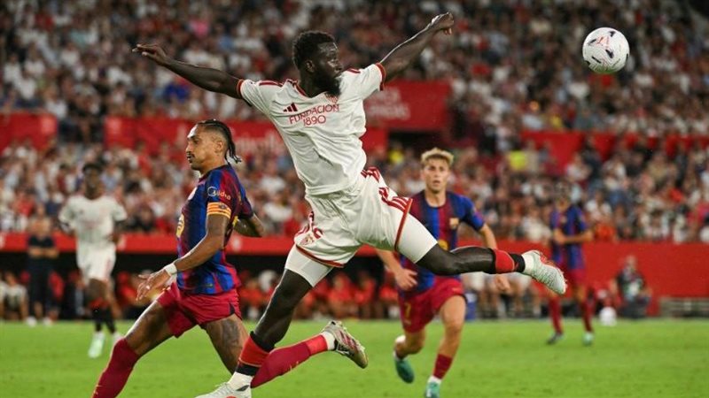 هاتريك رافينيا يقود برشلونة لعبور إشبيلية في الدوري الإسباني