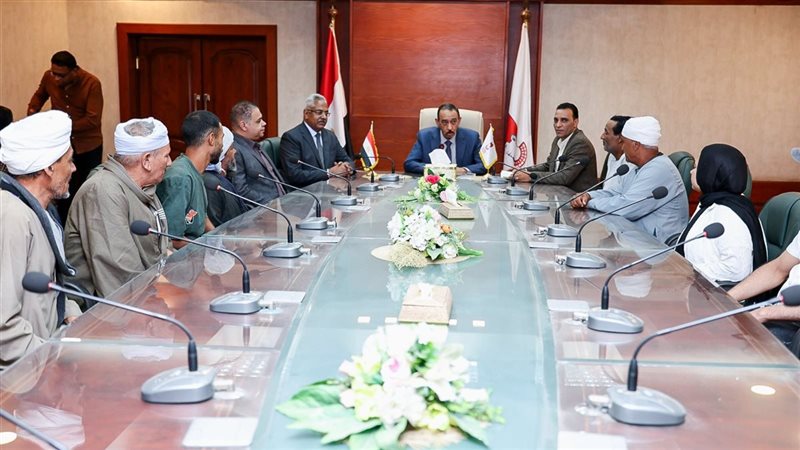 محافظ سوهاج يسلم عددا من عقود التقنين المؤمنة للمواطنين