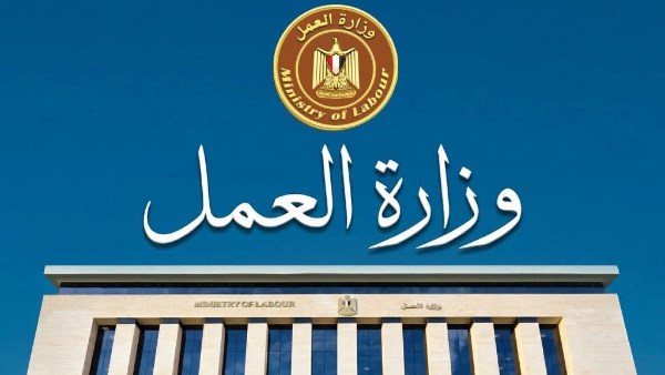 العمل: واقعة شكوى فتاة بسبب منعها من الجلوس أثناء العمل خارج مصر