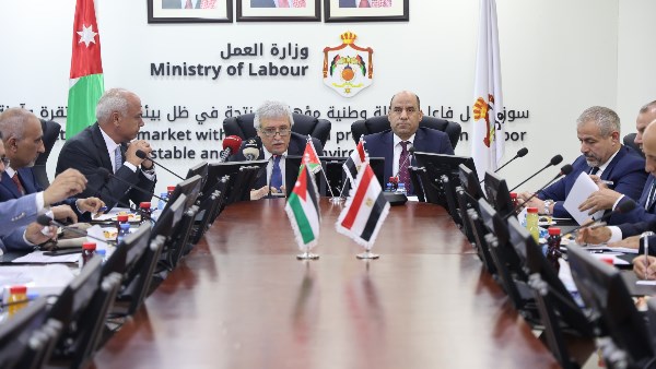 وزير العمل يبحث مع نظيره الأردني تنظيم سوق العمل بين البلدين