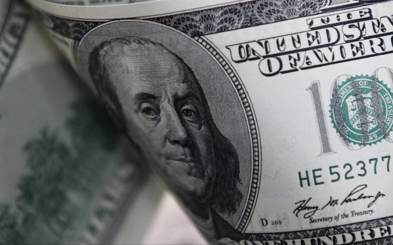 تراجع مفاجئ في سعر الدولار اليوم بالبنوك