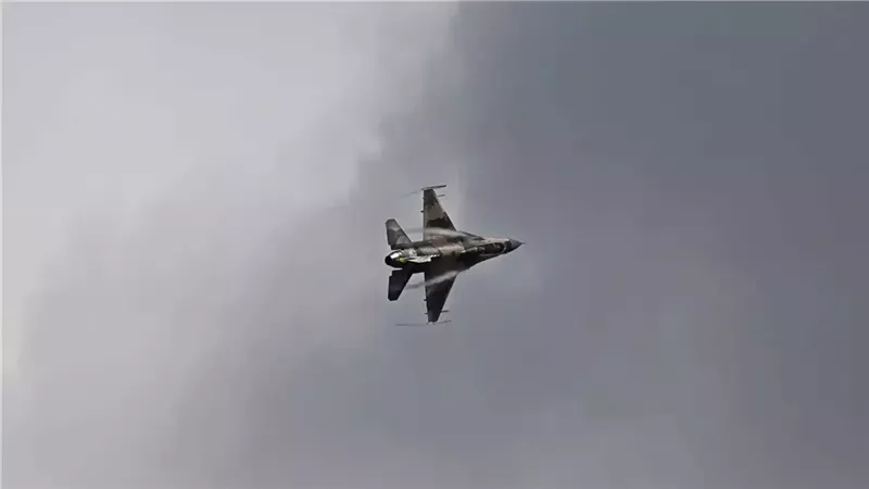 تحطم مقاتلة أمريكية من طراز F-16 وإخلاء بالمنطقة بعد تسرب مواد كيميائية خطرة (فيديو)