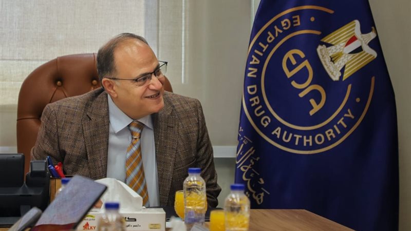رئيس هيئة الدواء يناقش مشروعا لتطوير لقاح مضاد لفيروس إيبولا