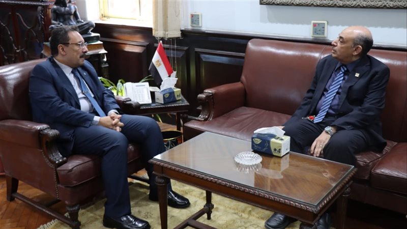 جامعة الإسكندرية تكرم أول كفيف مصري يحصل على الماجستير المهني