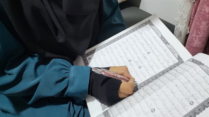 “أبي كان الداعم الأول”.. طالبة علاج طبيعي من قنا تحفظ القرآن وتكتب المصحف بيدها