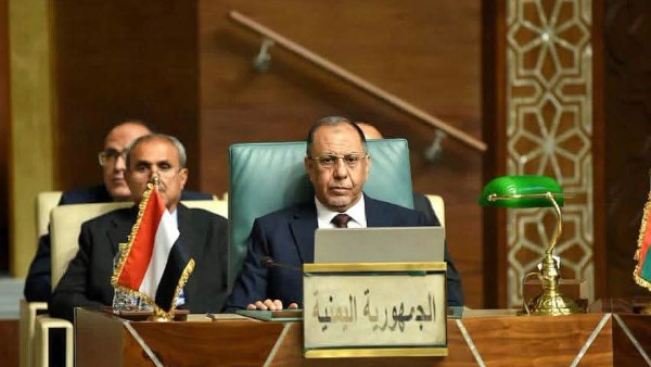 اليمن يدعو لتشكيل جبهة عربية موحدة لوقف الاعتداءات في البحر الأحمر