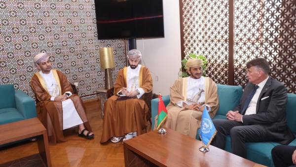 الحارثي وسوندرز يبحثان دعم الأونروا في مواجهة الأزمة الإنسانية بفلسطين