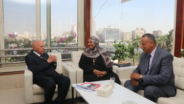 نقيب المعلمين يعلن منح مديري مدرستي الشهيد أحمد سمير وبرقطا رحلة عمرة