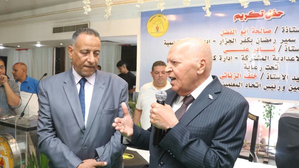 نقيب المعلمين يكرم الأستاذة صالحة والأستاذ نادر مديري مدرستي القليوبية