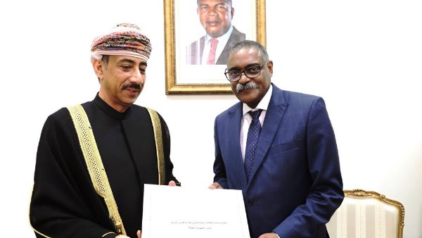 سفير سلطنة عُمان لدى أنجولا يقدم أوراق اعتماده