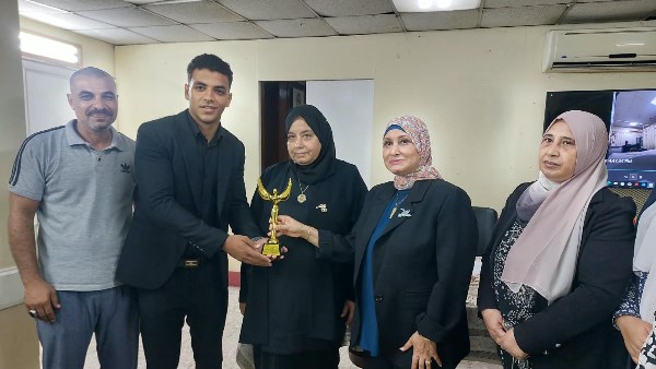 رغم وفاة المسن.. النقابة تكرم الممرض بمنحة دراسية