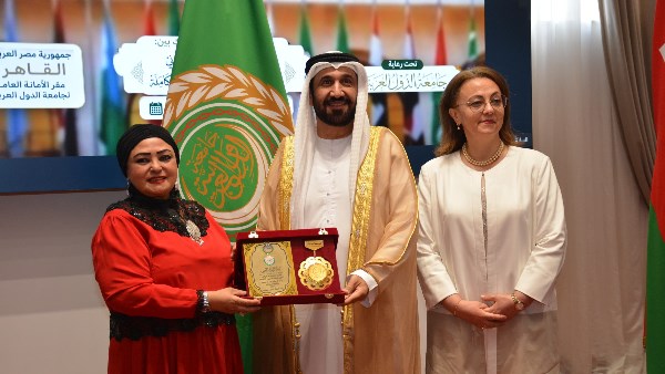 الملتقى الثاني للقيادات الشابة يكرم اليماحي بوسام رواد العمل العربي