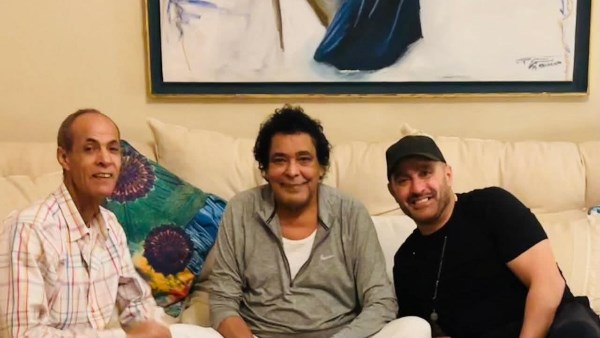 السقا يزور محمد منير فى منزله.. شاهد