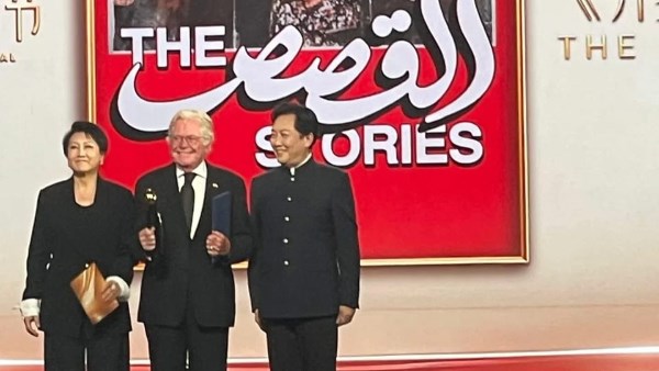 حسين فهمي يحتفي بتتويج فيلم «القصص» بجائزة مهرجان طريق الحرير السينمائي