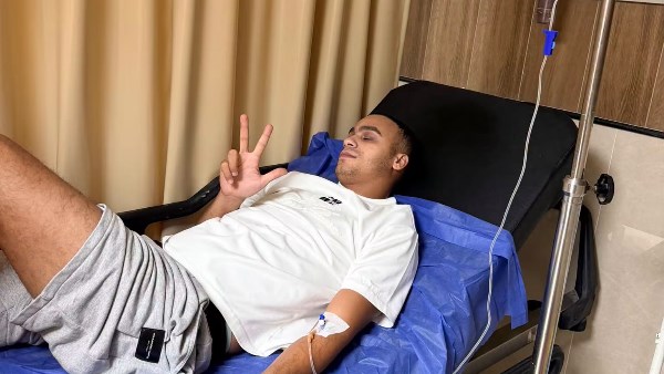 مصطفى حدوتة بصورة من المستشفى: أومال لو فوقتلكم هعمل فيكم إيه؟!