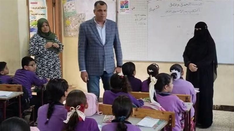 تفتيش على الفصول وتسليم الكتب.. جولات مكثفة لمدير تعليم دمياط بالمدارس