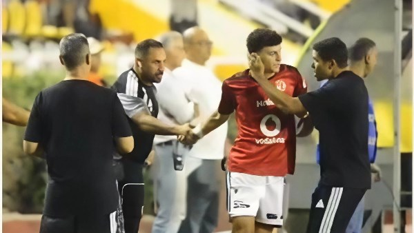 مشهد صادم.. أول رد فعل من عموتة على واقعة علي محمود في مباراة المقاولون