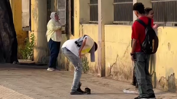 الشبشب ممنوع.. طالب ينقذ صاحبه بحيلة ذكية في أول يوم دراسة
