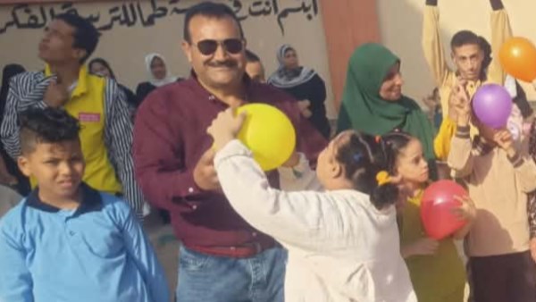 بالونات وهدايا.. أجواء مبهجة في استقبال الطلاب خلال أول يوم دراسي فى طما