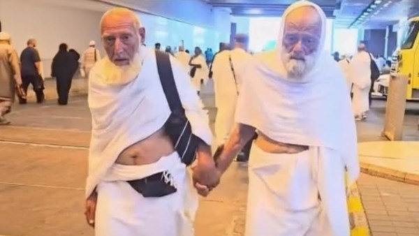 وقل رب ارحمهما كما ربياني صغيرا .. أب وابنه في سن متقدمة يوثقان أجمل صور البر أثناء العمرة