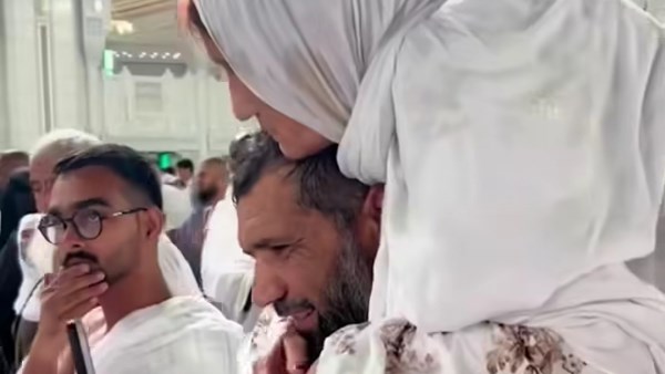 مشهد يخطف القلوب.. رجل يحمل والدته على كتفيه أثناء أداء العمرة