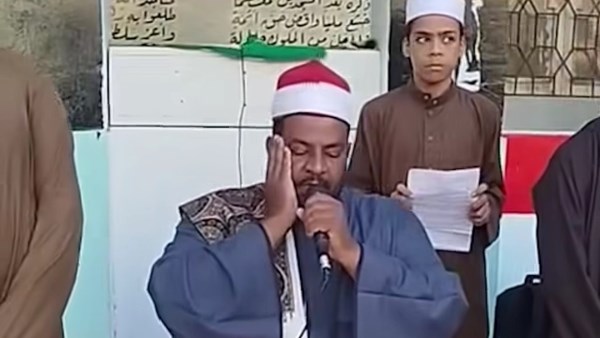 يحاكي كبار القراء.. معلم أزهري يخطف القلوب بتلاوة مميزة أمام الطلاب في طابور الصباح