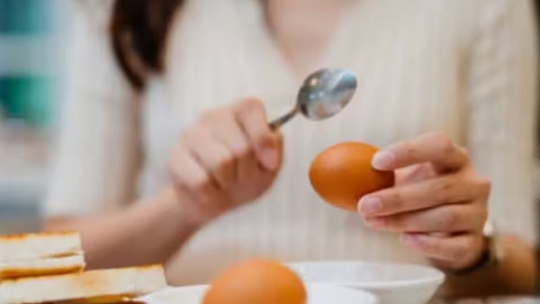 هل البيض ضار بصحة القلب؟.. طبيب يكشف عن مفاجأة