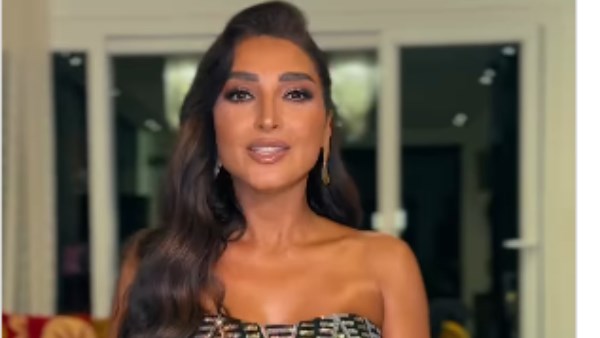 روجينا تبهر متابعيها بفستان لافت