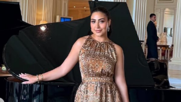 سعره مفاجأة.. بوسي تستعرض أناقتها في دبي بفستان لافت