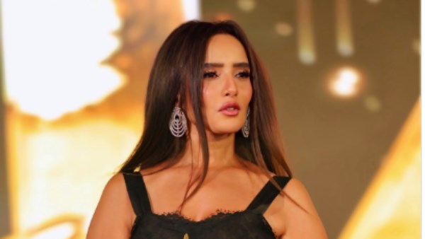 زينة تستعرض أناقتها بالفستان الأسود.. شاهد