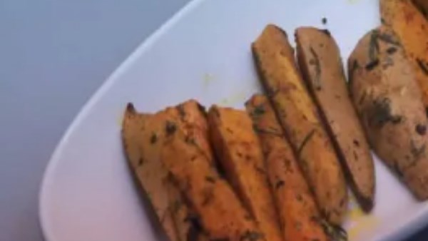 طريقة عمل بطاطا حلوة مشوية بالزعتر والروزماري