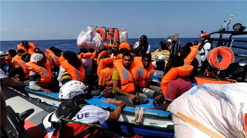 منهم 61 سودانيا مصابون بأمراض معدية، ليبيا ترحل 81 مهاجرا من جنسيات مختلفة