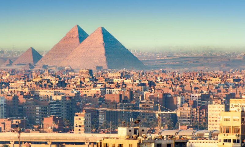مصر تستعد لإطلاق تجربة جديدة لزيارة أهرامات الجيزة من السماء بمنطاد