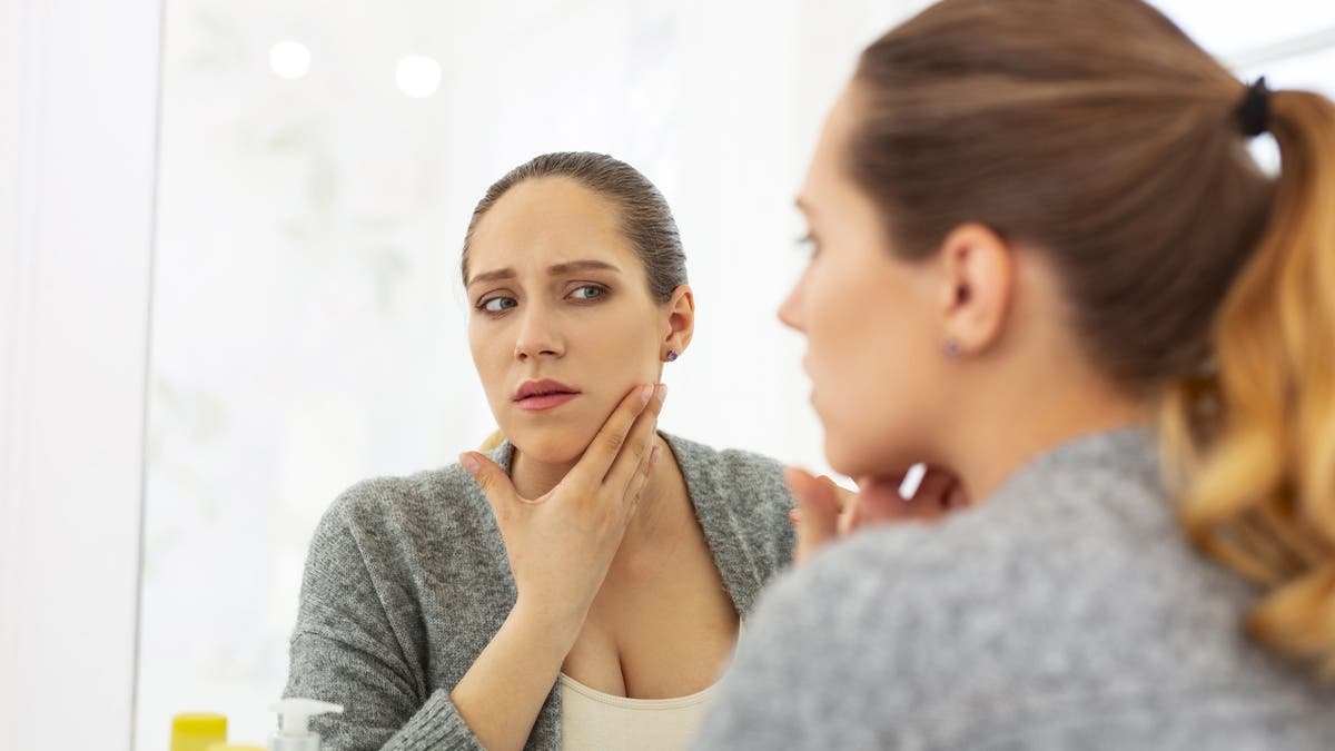 انتفاخ الوجه صباحا.. 5 أسباب لا علاقة لها بزيادة الوزن