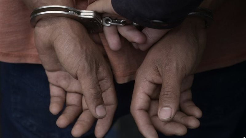 هاتف متروك داخل ميكروباص يقود الشرطة لضبط السائق في المرج.. اعترف بالواقعة