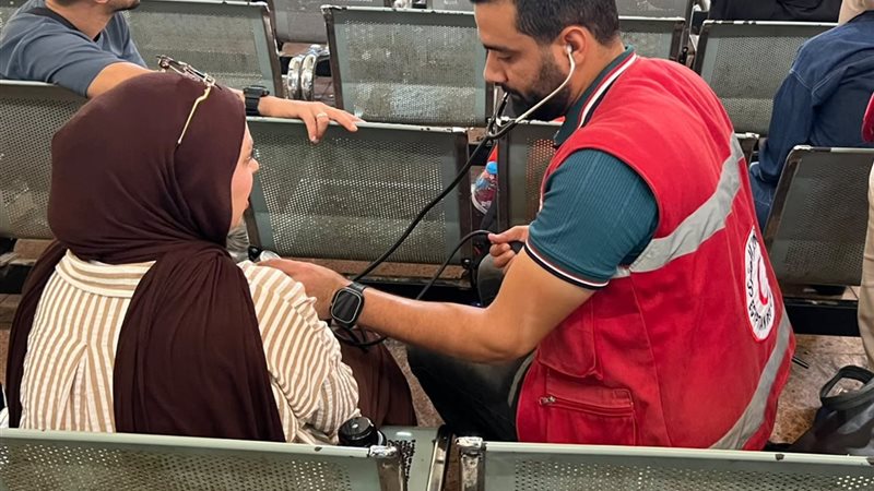 الهلال الأحمر يواصل الدعم الطبي للدفعة 81 من الجرحى الفلسطينيين بمعبر رفح