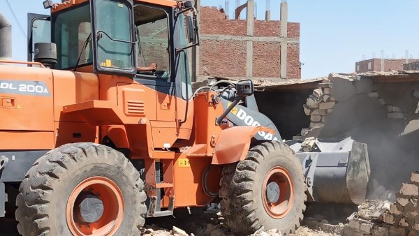حملات التنمية المحلية تضبط مخالفات البناء.. إزالة تعديات على أملاك الدولة وغلق محال تعمل دون ترخيص