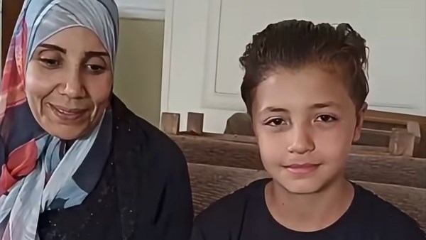 بابا وماما علموني الأمانة.. حكاية طفل أعاد 50 ألف جنيه لصاحبها ويرفض المكافأة