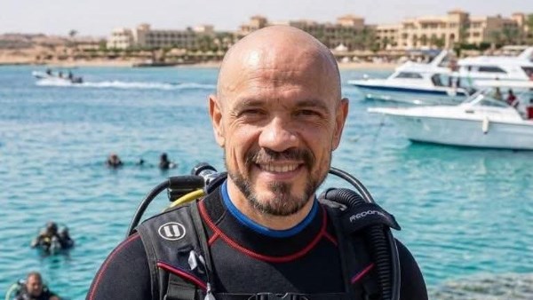 ماذا حدث على سلم العقار؟.. تفاصيل اللحظات الأخيرة في حياة أحمد الرشيدي قبل مقـ تـله على يد زوجته بالإسكندرية